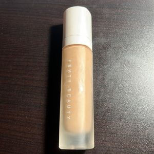 FENTY Beauty pro filtr matte foundation in shade 200